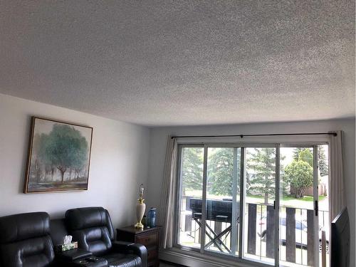 1-6-5407 48 Avenue, Forestburg, AB - Indoor Photo Showing Living Room