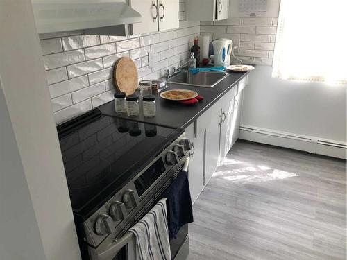 1-6-5407 48 Avenue, Forestburg, AB - Indoor Photo Showing Kitchen