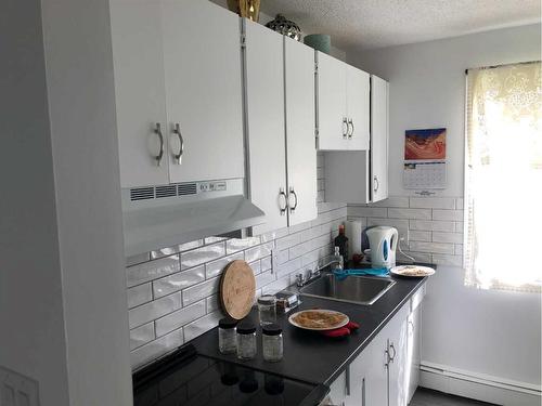 1-6-5407 48 Avenue, Forestburg, AB - Indoor Photo Showing Kitchen