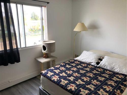 1-6-5407 48 Avenue, Forestburg, AB - Indoor Photo Showing Bedroom