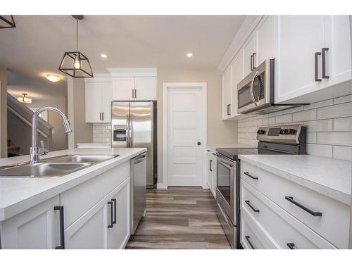 122 Mann Drive, Penhold, AB - Indoor Photo Showing Kitchen With Stainless Steel Kitchen With Double Sink With Upgraded Kitchen