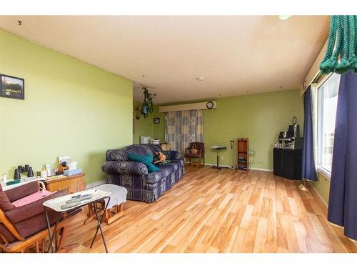 39221 Highway 815, Rural Lacombe County, AB - Indoor Photo Showing Living Room