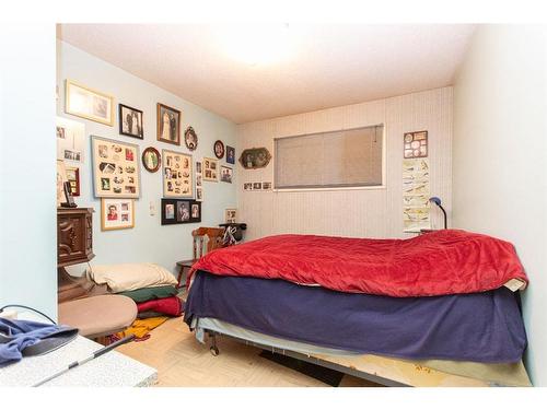 39221 Highway 815, Rural Lacombe County, AB - Indoor Photo Showing Bedroom