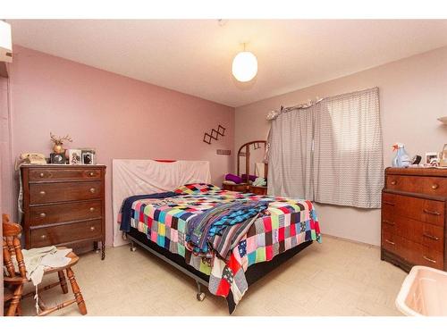 39221 Highway 815, Rural Lacombe County, AB - Indoor Photo Showing Bedroom