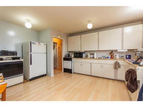 39221 Highway 815, Rural Lacombe County, AB - Indoor Photo Showing Kitchen With Double Sink