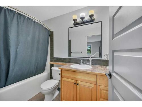 #1 5108 60 Avenue, Ponoka, AB - Indoor Photo Showing Bathroom