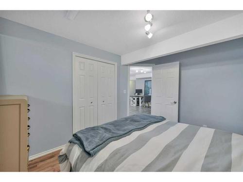 #1 5108 60 Avenue, Ponoka, AB - Indoor Photo Showing Bedroom