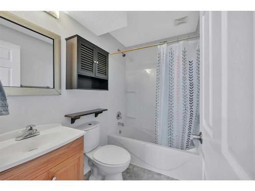 #1 5108 60 Avenue, Ponoka, AB - Indoor Photo Showing Bathroom