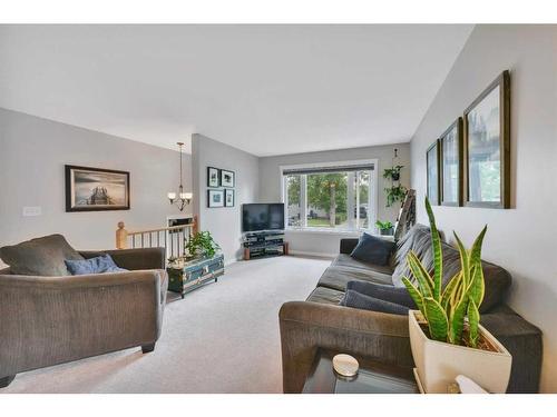 #1 5108 60 Avenue, Ponoka, AB - Indoor Photo Showing Living Room