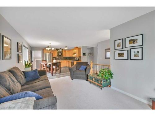 #1 5108 60 Avenue, Ponoka, AB - Indoor Photo Showing Living Room