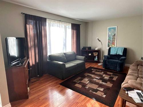 5107 49 Avenue, Forestburg, AB - Indoor Photo Showing Living Room