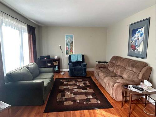 5107 49 Avenue, Forestburg, AB - Indoor Photo Showing Living Room