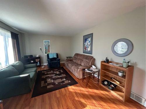 5107 49 Avenue, Forestburg, AB - Indoor Photo Showing Living Room