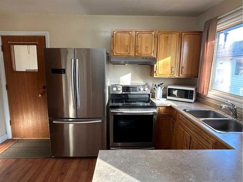 5107 49 Avenue, Forestburg, AB - Indoor Photo Showing Kitchen With Double Sink