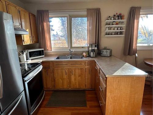 5107 49 Avenue, Forestburg, AB - Indoor Photo Showing Kitchen With Double Sink