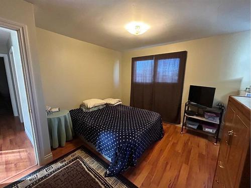 5107 49 Avenue, Forestburg, AB - Indoor Photo Showing Bedroom