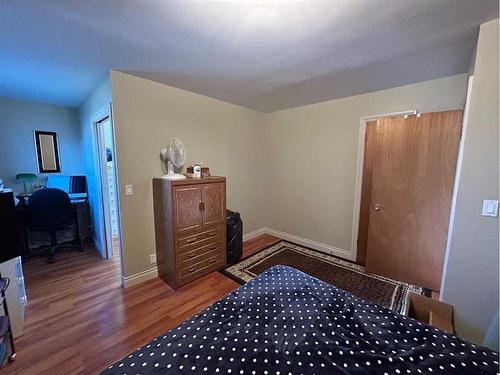 5107 49 Avenue, Forestburg, AB - Indoor Photo Showing Bedroom