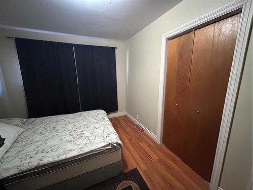 5107 49 Avenue, Forestburg, AB - Indoor Photo Showing Bedroom