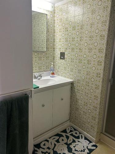 5107 49 Avenue, Forestburg, AB - Indoor Photo Showing Bathroom