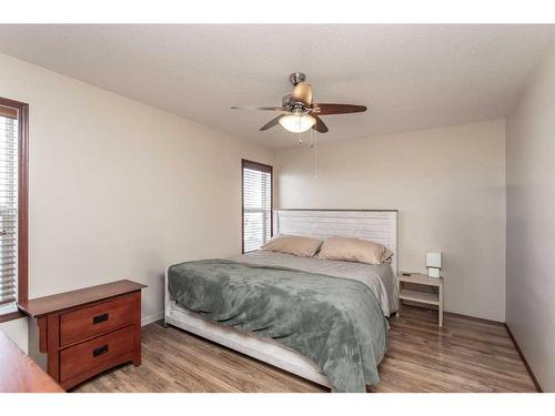 56 Lodge Place, Sylvan Lake, AB - Indoor Photo Showing Bedroom