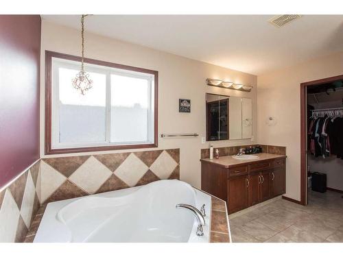 56 Lodge Place, Sylvan Lake, AB - Indoor Photo Showing Bathroom