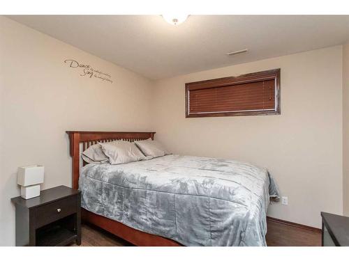 56 Lodge Place, Sylvan Lake, AB - Indoor Photo Showing Bedroom