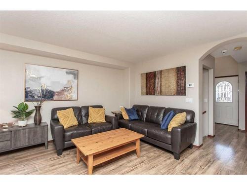 56 Lodge Place, Sylvan Lake, AB - Indoor Photo Showing Living Room