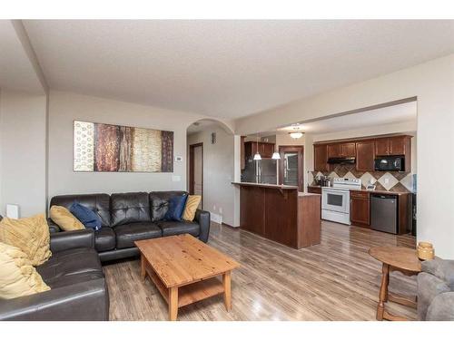 56 Lodge Place, Sylvan Lake, AB - Indoor Photo Showing Living Room