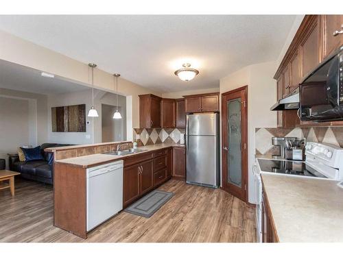 56 Lodge Place, Sylvan Lake, AB - Indoor Photo Showing Kitchen