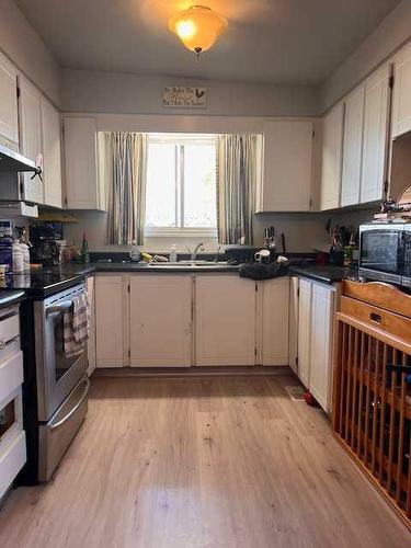 75 Sylvan Drive, Sylvan Lake, AB - Indoor Photo Showing Kitchen With Double Sink