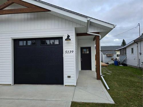 5139 52 Street, Lacombe, AB - Outdoor