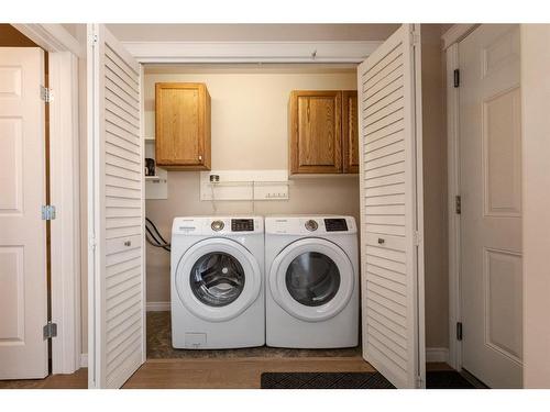 6440 Elmwood Way, Innisfail, AB - Indoor Photo Showing Laundry Room