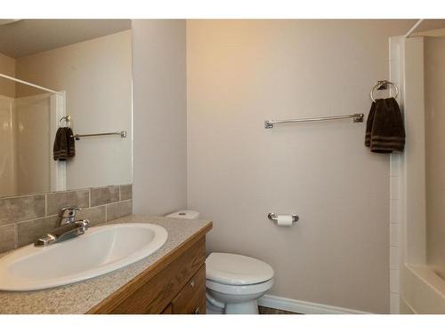 6440 Elmwood Way, Innisfail, AB - Indoor Photo Showing Bathroom