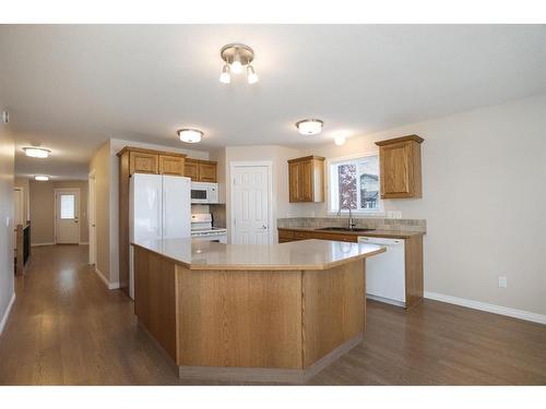 6440 Elmwood Way, Innisfail, AB - Indoor Photo Showing Kitchen