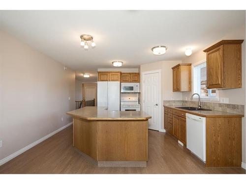 6440 Elmwood Way, Innisfail, AB - Indoor Photo Showing Kitchen