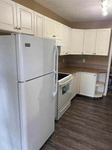 1-4-6311 59 Avenue, Red Deer, AB - Indoor Photo Showing Kitchen