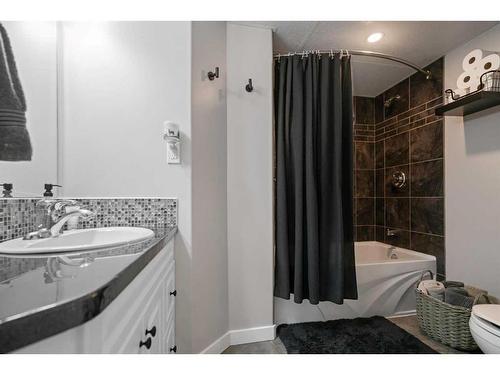 6309 41 Avenue, Camrose, AB - Indoor Photo Showing Bathroom