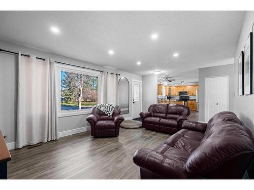 6309 41 Avenue, Camrose, AB - Indoor Photo Showing Living Room