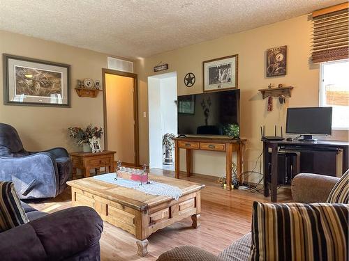 53224 Range Road 61, Rural Parkland County, AB - Indoor Photo Showing Living Room