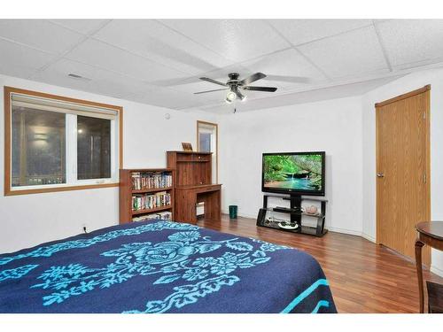 15-5209 Township Road 325 A, Rural Mountain View County, AB - Indoor Photo Showing Bedroom