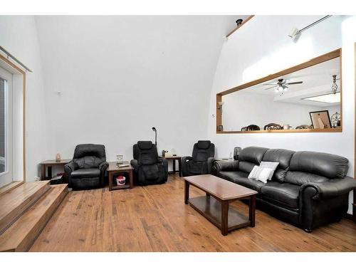 15-5209 Township Road 325 A, Rural Mountain View County, AB - Indoor Photo Showing Living Room