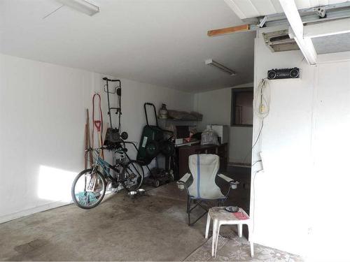 5021 49 Avenue, Rimbey, AB - Indoor Photo Showing Garage