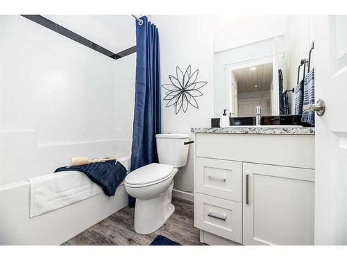 4-5135 53 Street, Lacombe, AB - Indoor Photo Showing Bathroom