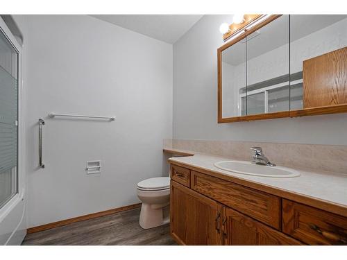 301-5402 50 Avenue, Stettler, AB - Indoor Photo Showing Bathroom