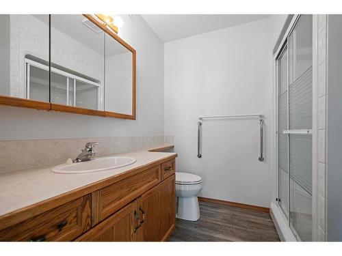 301-5402 50 Avenue, Stettler, AB - Indoor Photo Showing Bathroom