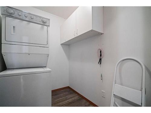 301-5402 50 Avenue, Stettler, AB - Indoor Photo Showing Laundry Room