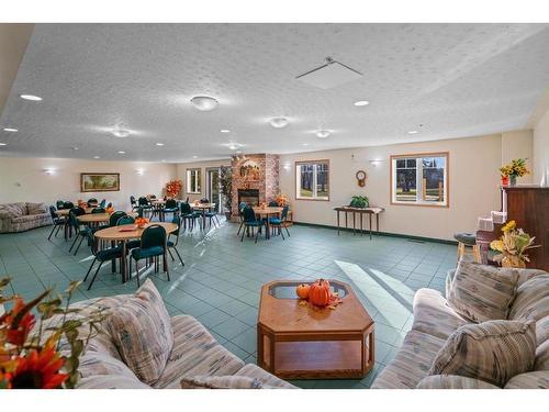 301-5402 50 Avenue, Stettler, AB - Indoor Photo Showing Living Room