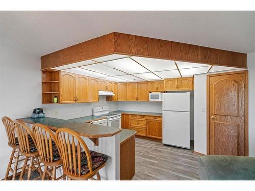 301-5402 50 Avenue, Stettler, AB - Indoor Photo Showing Kitchen