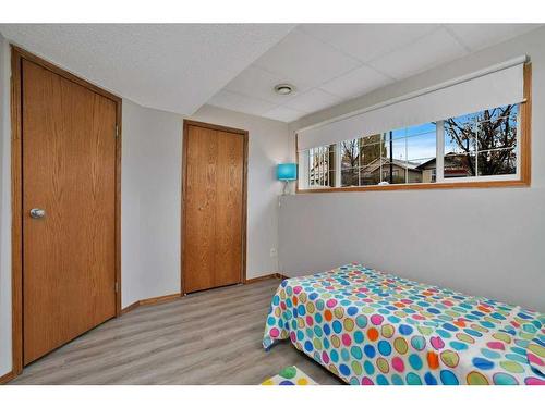 81 Wildrose Drive, Sylvan Lake, AB - Indoor Photo Showing Bedroom