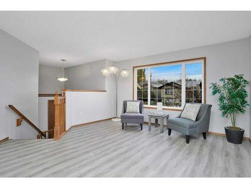 81 Wildrose Drive, Sylvan Lake, AB - Indoor Photo Showing Living Room